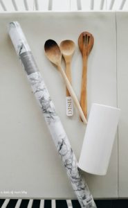 DIY Marble Utensil Crock | Make this easy marble crock in less than 5 minutes! - A Dash Of Mum Blog